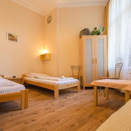 Aparthostel Fryderyk Krasków Exteriör bild
