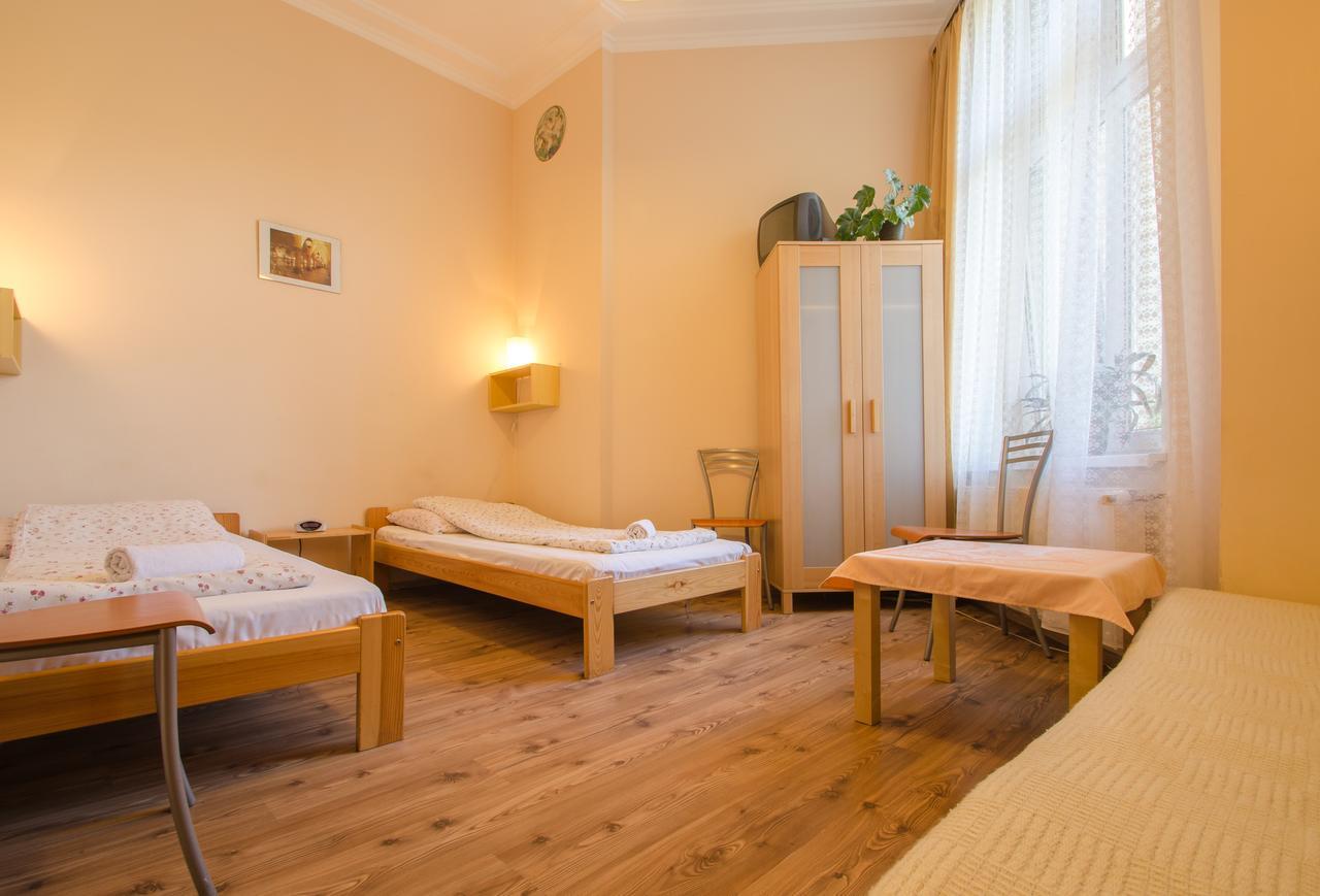 Aparthostel Fryderyk Krasków Exteriör bild