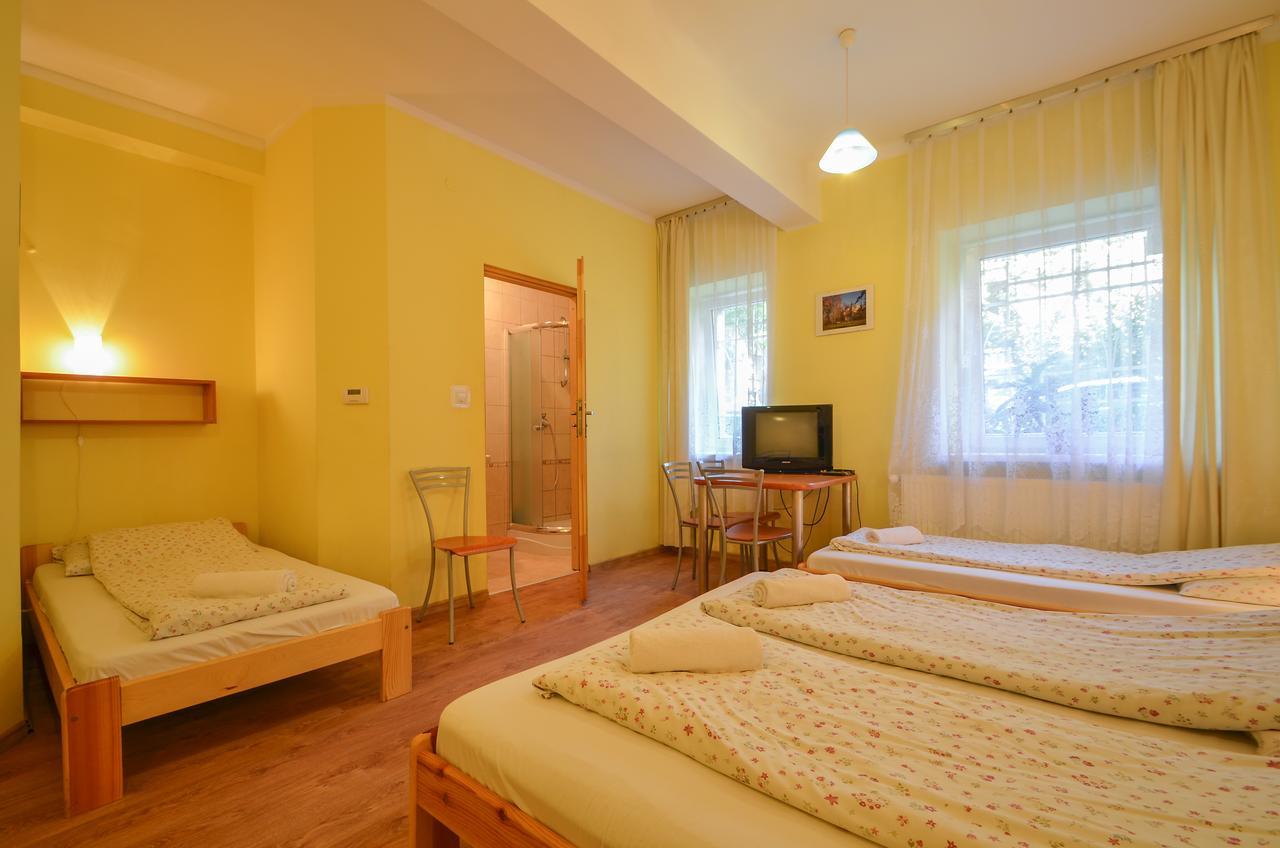 Aparthostel Fryderyk Krasków Exteriör bild