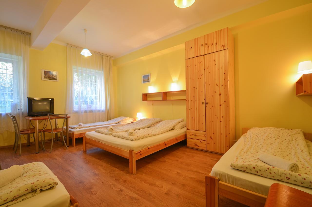 Aparthostel Fryderyk Krasków Exteriör bild