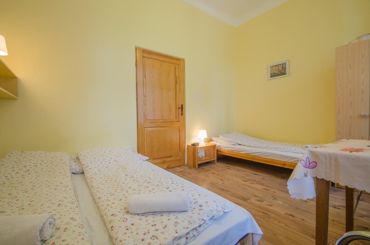 Aparthostel Fryderyk Krasków Exteriör bild