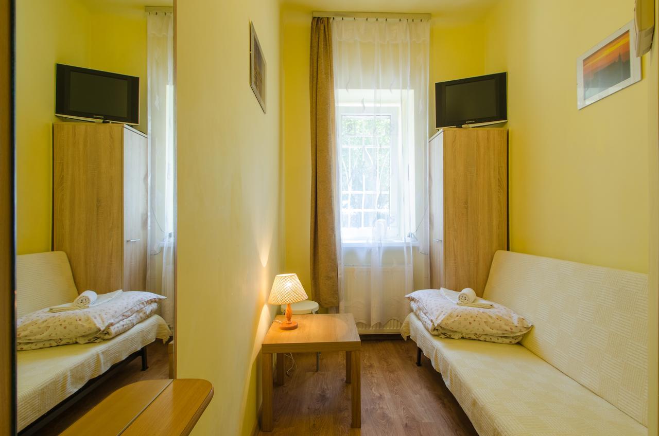 Aparthostel Fryderyk Krasków Exteriör bild