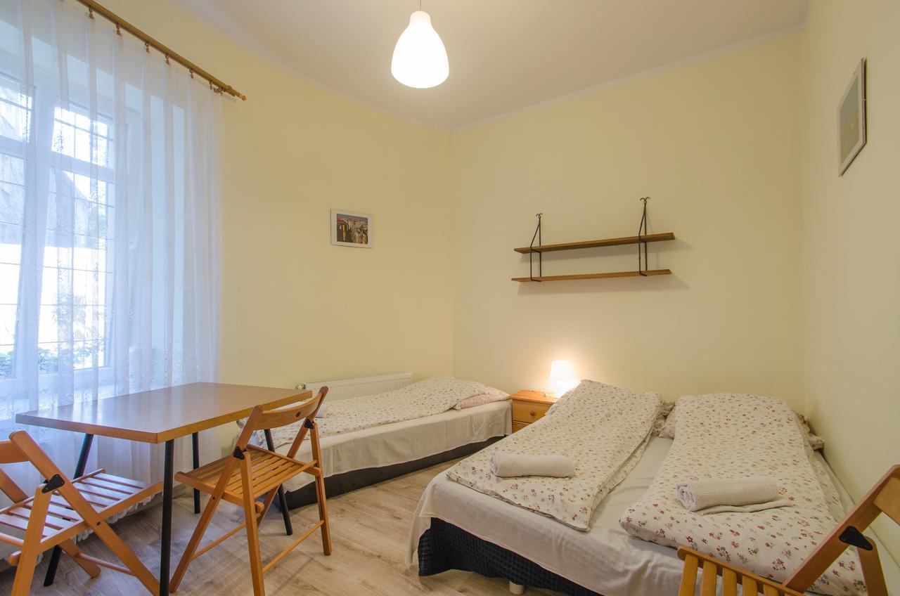 Aparthostel Fryderyk Krasków Exteriör bild