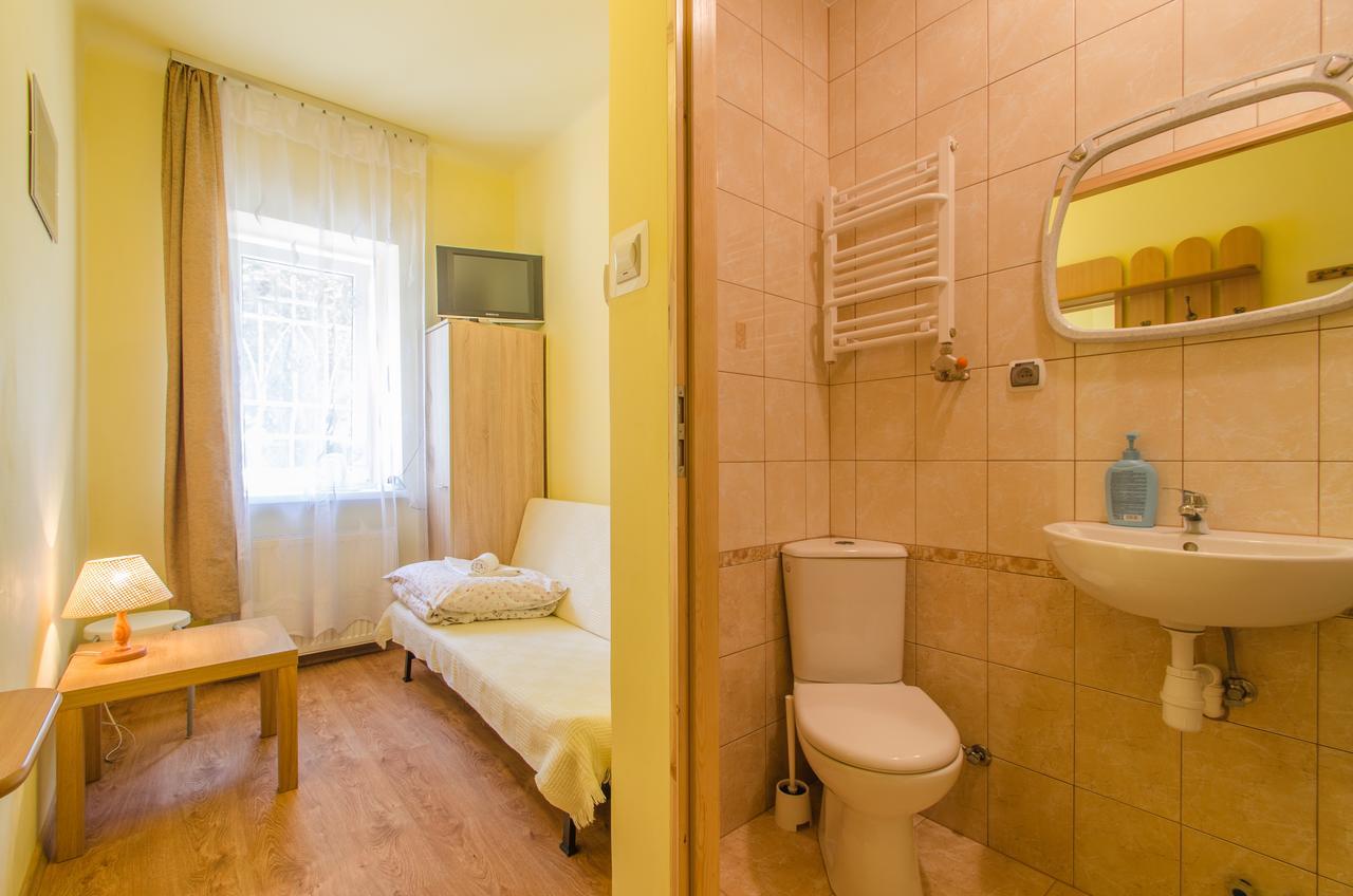Aparthostel Fryderyk Krasków Exteriör bild